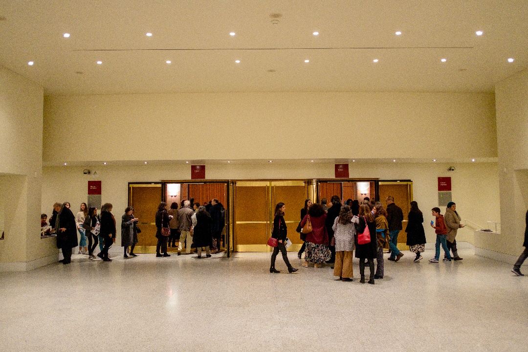 Público a entrar para a plateia do grande auditório